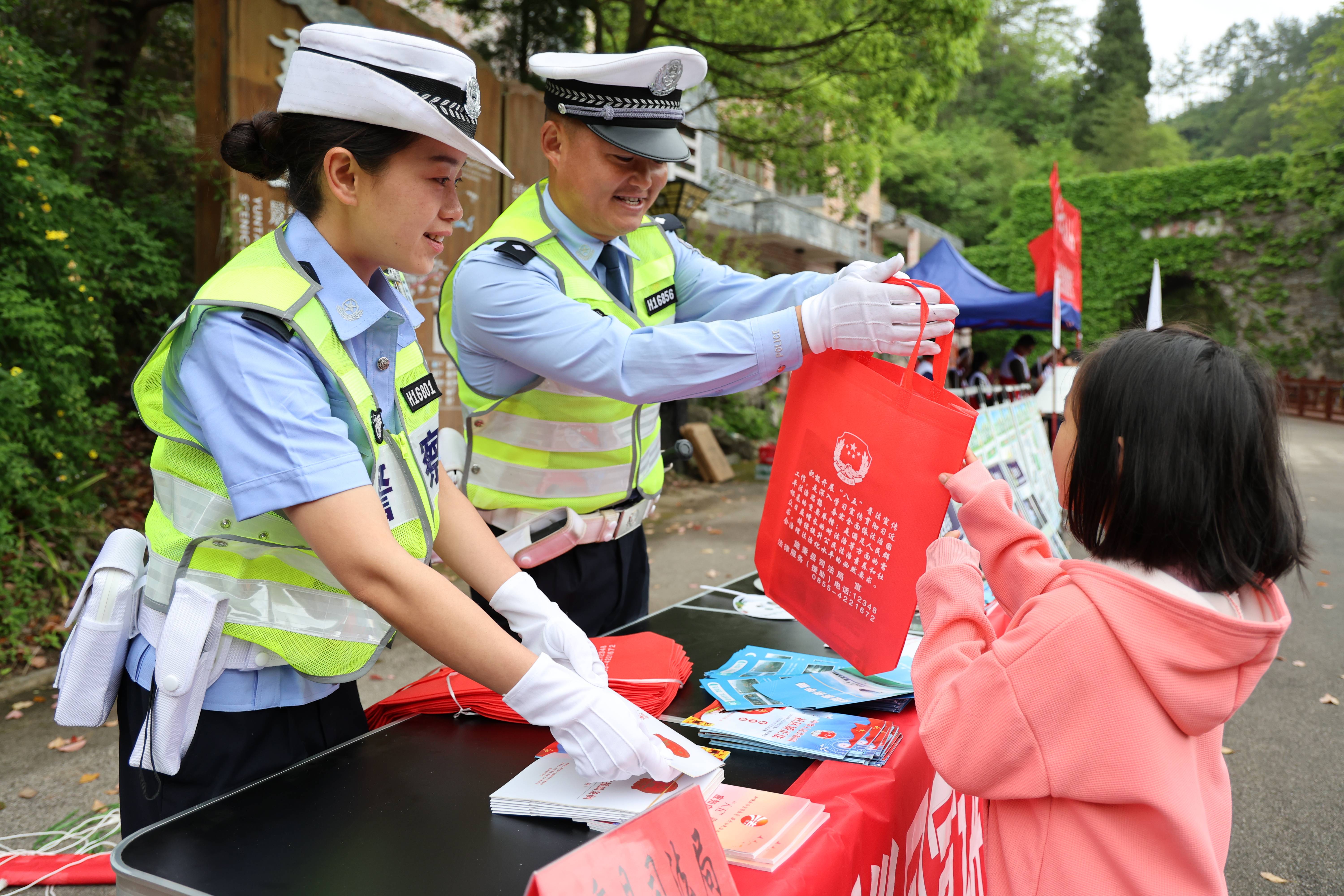 皇冠登一登二登三区别_“三月三”登云台山 交警路面护平安