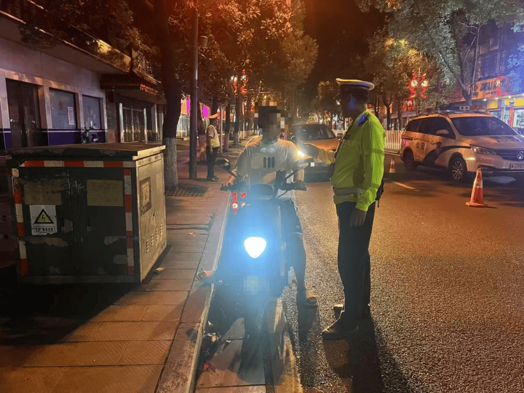 澳大利亚新南威尔斯联赛2
_多地严查“人造太阳”澳大利亚新南威尔斯联赛2
！湖南交警提醒
